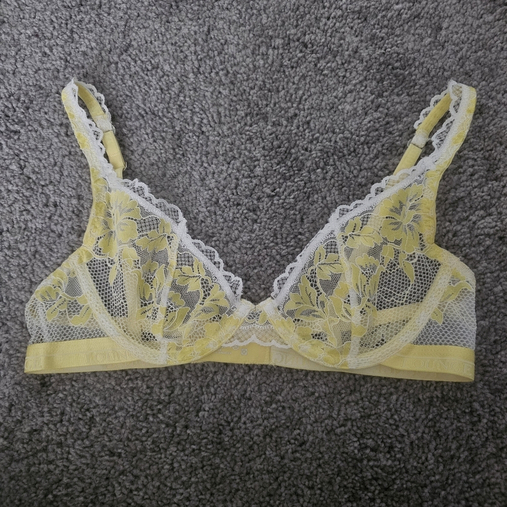 LOUNGE yellow and white lace luxe balcony 32C